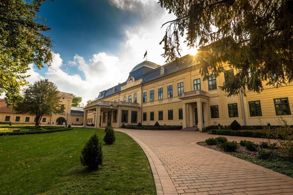 Holiday In Дьюла Экстерьер фото